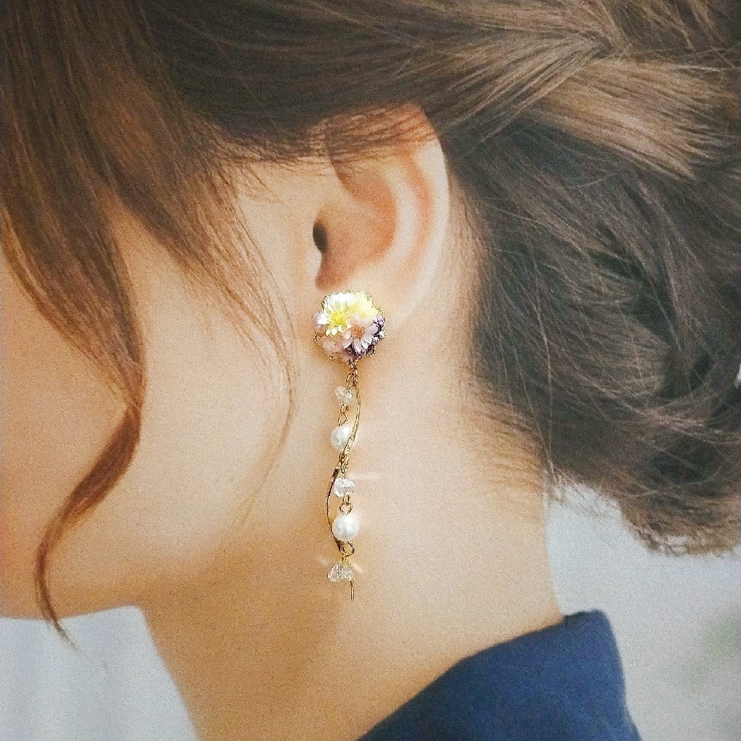 No.321　華やかなパールとガラスビーズ　本物のお花のピアス　イヤリング レディースのアクセサリー(ピアス)の商品写真