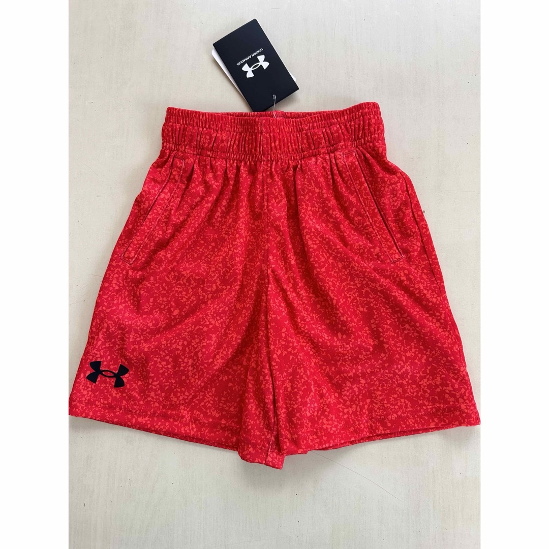 UNDER ARMOUR(アンダーアーマー)の新品タグ付き　120㎝　UNDERARMOURアンダーアーマーセットアップ キッズ/ベビー/マタニティのキッズ服男の子用(90cm~)(Tシャツ/カットソー)の商品写真