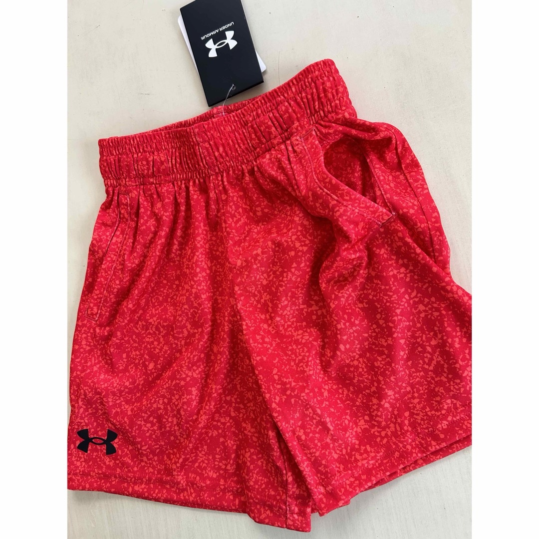 UNDER ARMOUR(アンダーアーマー)の新品タグ付き　120㎝　UNDERARMOURアンダーアーマーセットアップ キッズ/ベビー/マタニティのキッズ服男の子用(90cm~)(Tシャツ/カットソー)の商品写真