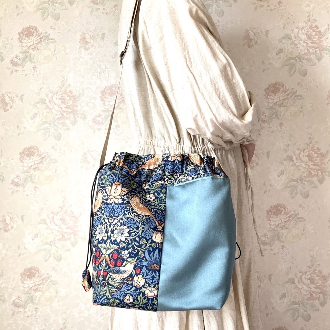 William Morris(ウィリアム・モリス)の2way巾着ショルダーバッグ　ウィリアムモリス　ミントグリーン　ショルダーバッグ ハンドメイドのファッション小物(バッグ)の商品写真