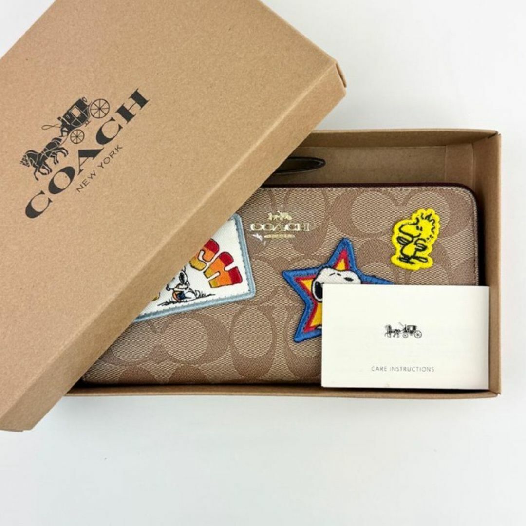 COACH(コーチ)の新品 COACH x スヌーピー ストラップ付き 長財布 PEANUTS 革 レディースのファッション小物(財布)の商品写真