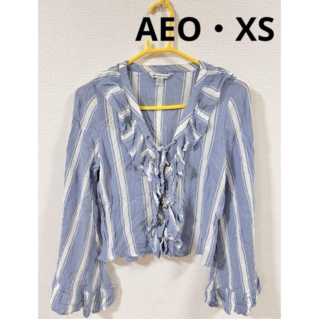 American Eagle(アメリカンイーグル)のAEO 長袖 シャツ　ストライプ　フリル　青　Tシャツ　レース　夏服　編み上げ レディースのトップス(シャツ/ブラウス(長袖/七分))の商品写真