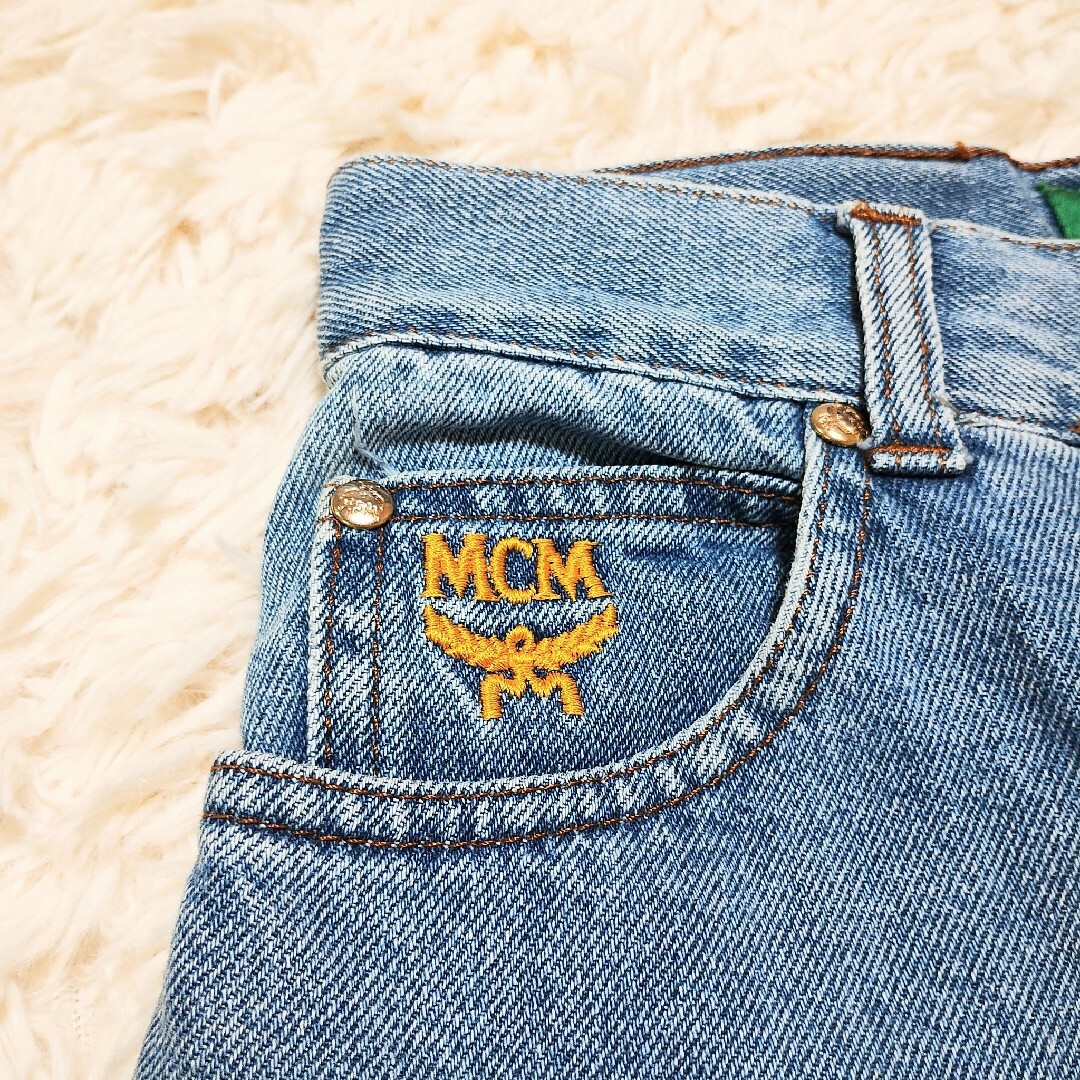 MCM(エムシーエム)の希少　MCM 　エムシーエム　ハイウエストデニム　刺繍　イタリア製　S　25 レディースのパンツ(デニム/ジーンズ)の商品写真