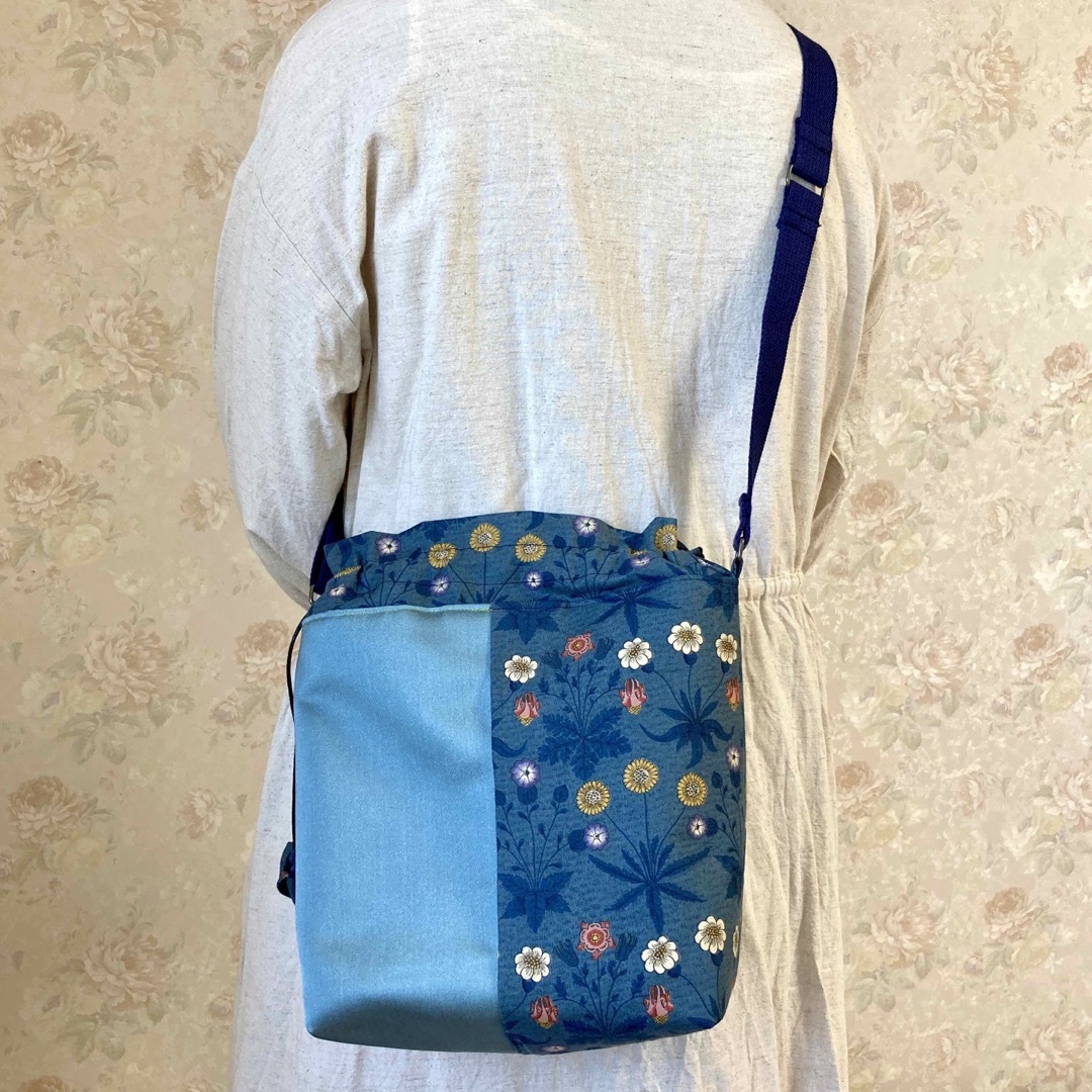 William Morris(ウィリアム・モリス)の2way 巾着ショルダーバッグ　ウィリアムモリス　デイジー×ミントグリーン肩掛け ハンドメイドのファッション小物(バッグ)の商品写真