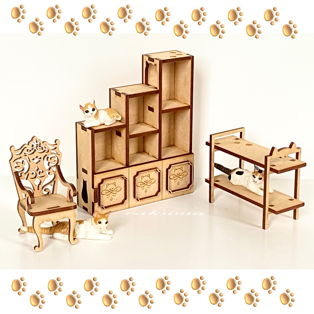 猫のミニチュア家具　本棚　飾棚　椅子　1/12スケール未使用　ミニチュア猫3匹 エンタメ/ホビーのおもちゃ/ぬいぐるみ(その他)の商品写真