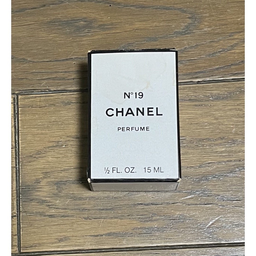 CHANEL(シャネル)のCHANEL シャネル　香水  パルファム　N°19 PARFUM 15ML コスメ/美容の香水(香水(女性用))の商品写真