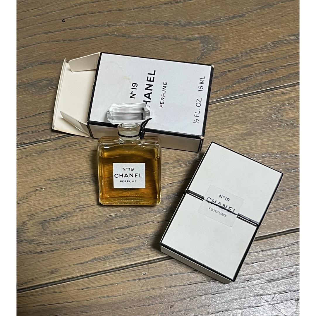 CHANEL(シャネル)のCHANEL シャネル　香水  パルファム　N°19 PARFUM 15ML コスメ/美容の香水(香水(女性用))の商品写真