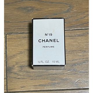 シャネル(CHANEL)のCHANEL シャネル　香水  パルファム　N°19 PARFUM 15ML(香水(女性用))