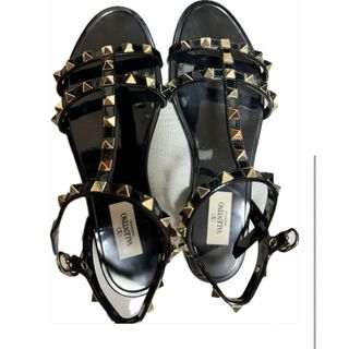 VALENTINO ROCKSTUD FLAT RUBBER SANDAL