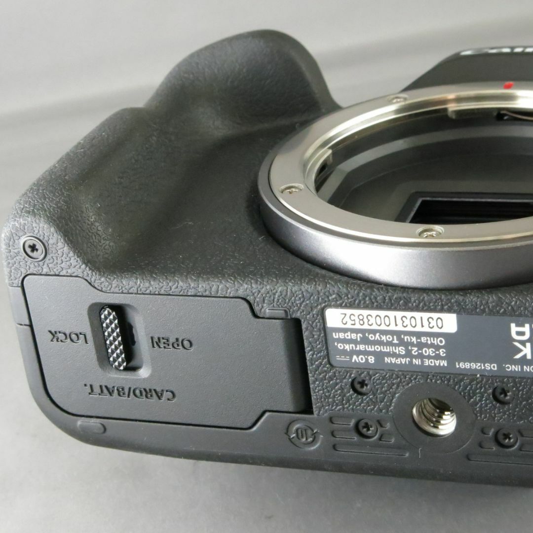 Canon(キヤノン)のキヤノン　EOS R100ブラック スマホ/家電/カメラのカメラ(ミラーレス一眼)の商品写真