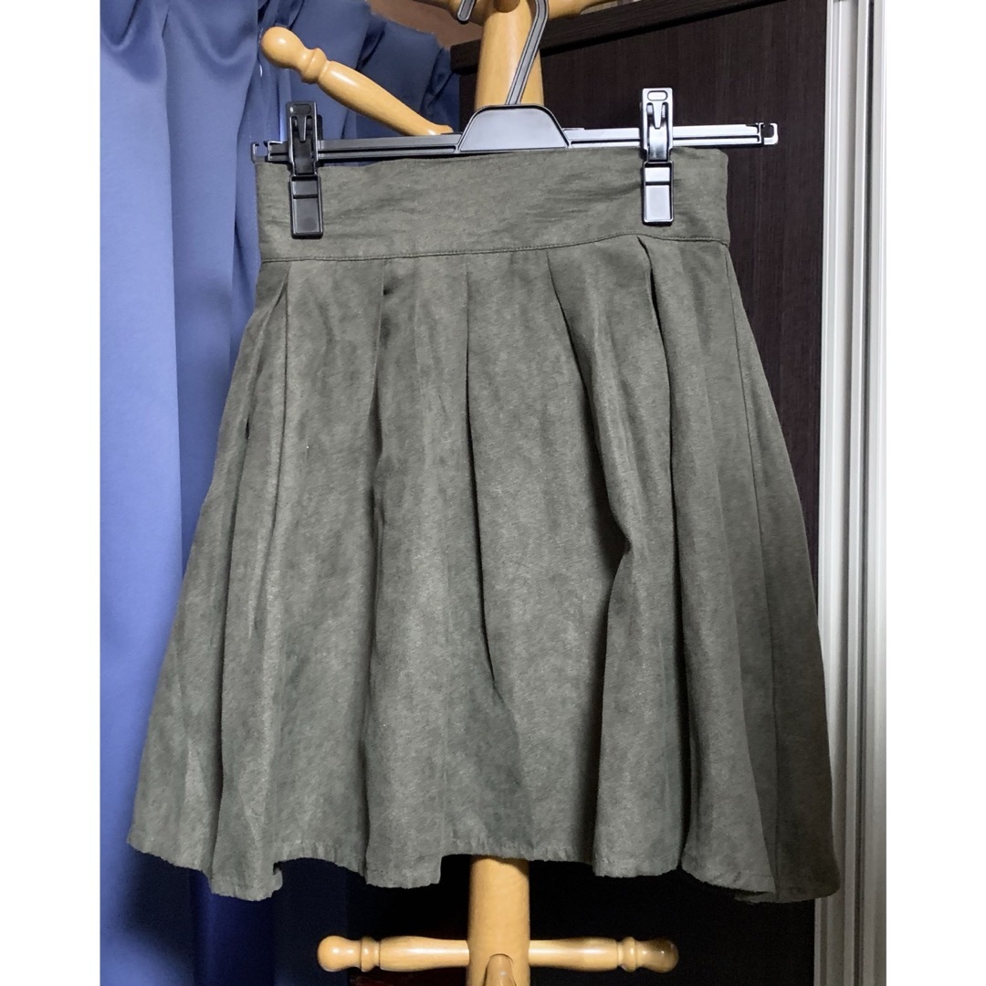 スカート カーキ フレア 無地 シンプル M ミニスカート ひざ丈スカート レディースのスカート(ミニスカート)の商品写真