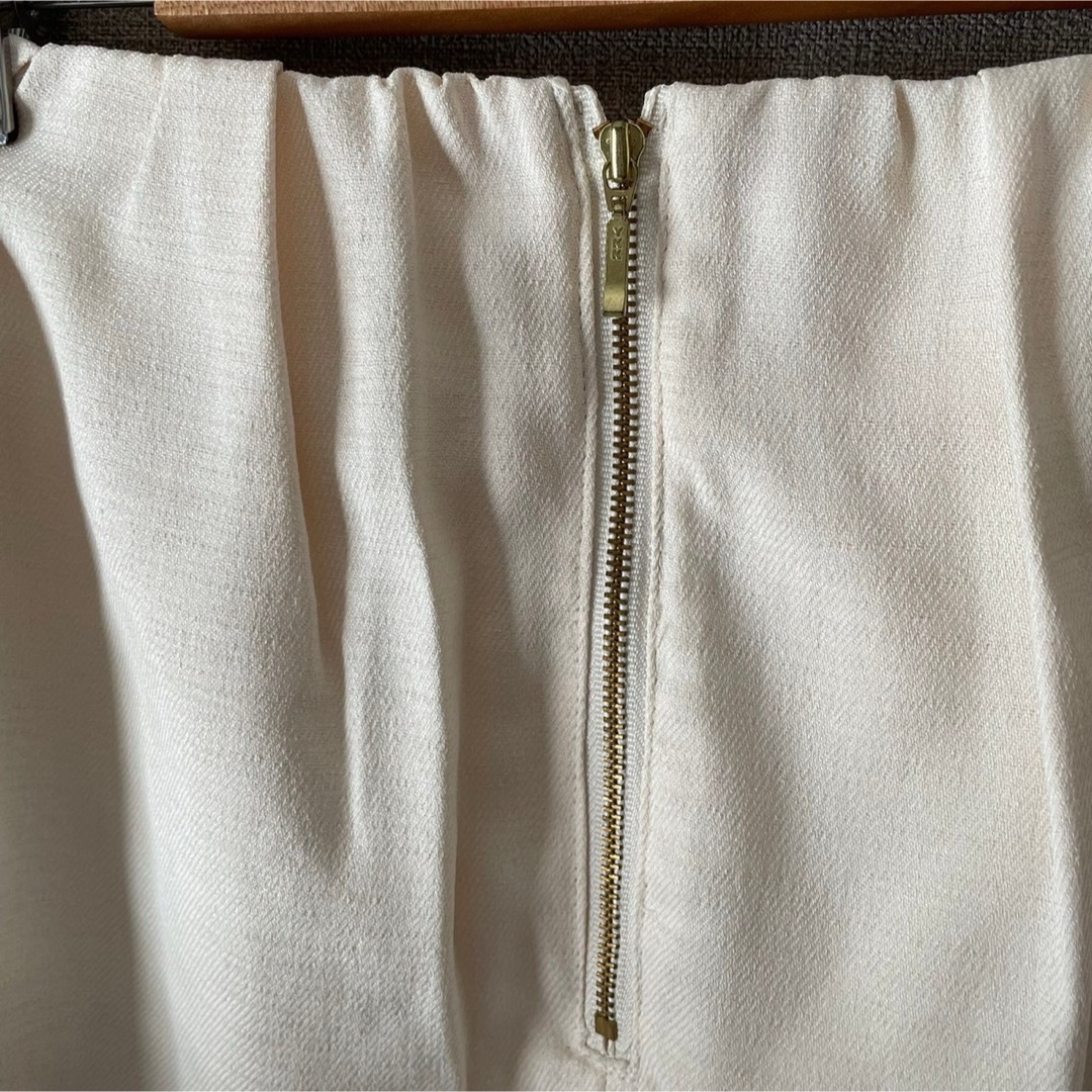 ViS(ヴィス)の超美品◎オフィスにも　膝丈スカート　ホワイト　春服 レディースのスカート(ひざ丈スカート)の商品写真
