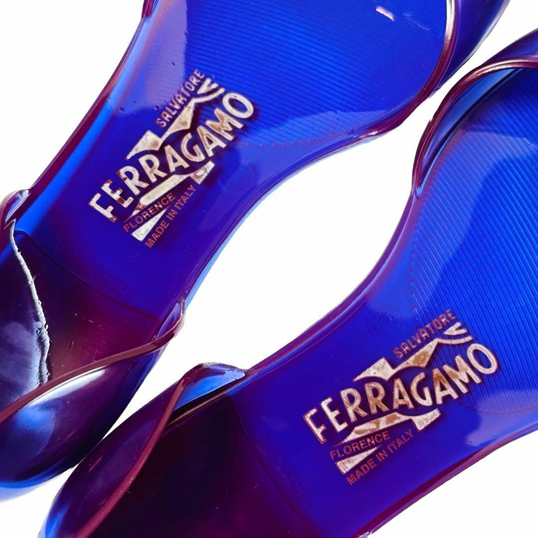Salvatore Ferragamo(サルヴァトーレフェラガモ)の極美品✨フェラガモ 7/約23.5cm  金 ロゴ リボン ラバー サンダル 紫 レディースの靴/シューズ(ハイヒール/パンプス)の商品写真