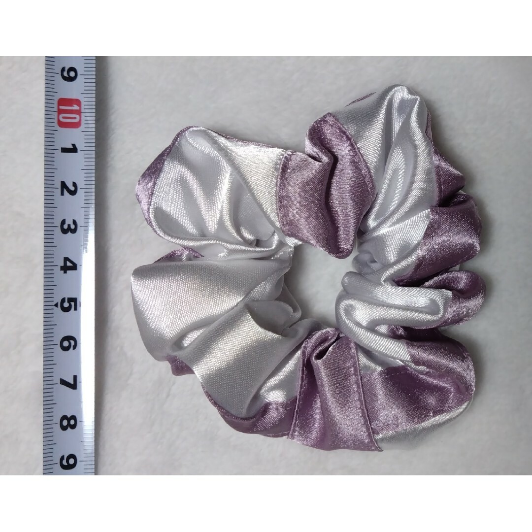【ハンドメイド】白×紫サテンシュシュ レディースのヘアアクセサリー(ヘアゴム/シュシュ)の商品写真