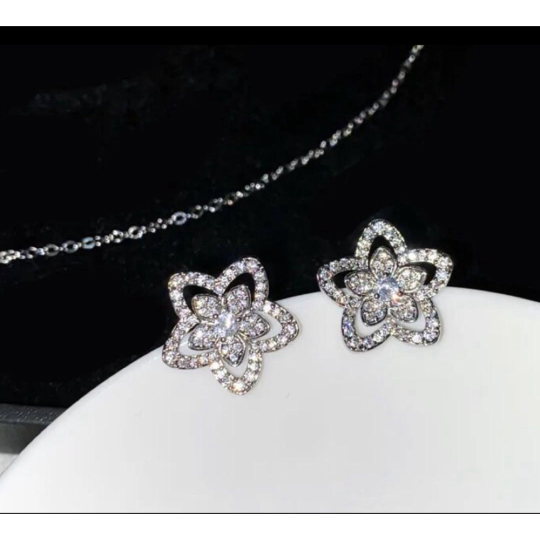 ワイルドフラワー ダイヤモンド スタッド　ピアス‼️グラフgraff好き レディースのアクセサリー(ピアス)の商品写真