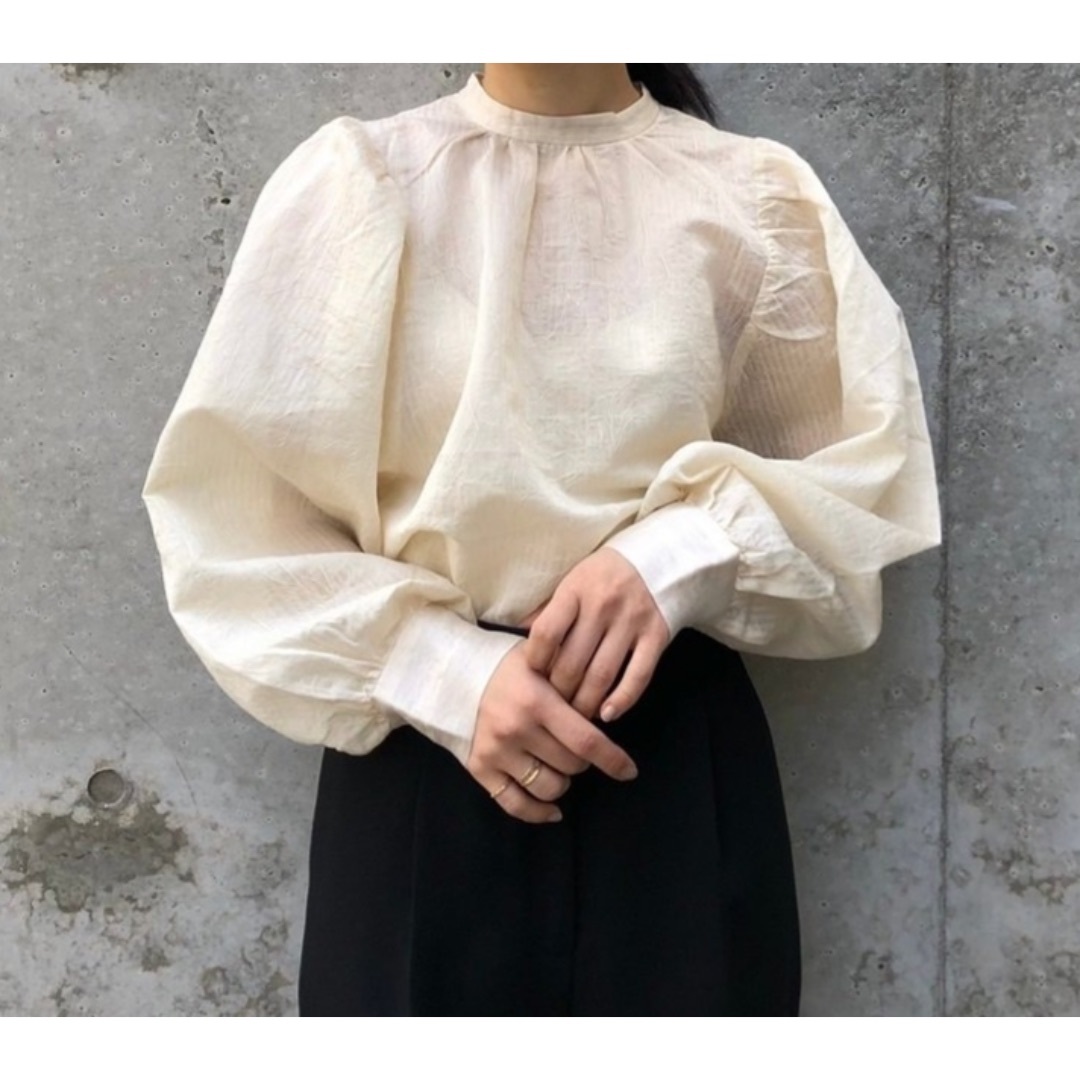 TODAYFUL(トゥデイフル)の未使用　TODAYFUL　Embroidery Puff Blouse　F レディースのトップス(シャツ/ブラウス(長袖/七分))の商品写真