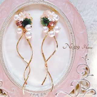 No.329　ピンクとグリーン　パールウェーブ　本物のお花のピアス　イヤリング