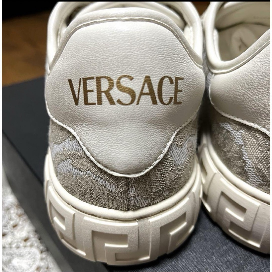 VERSACE(ヴェルサーチ)の★新品★ヴェルサーチェ バロッコグレカ スニーカー★レディース ベージュ レディースの靴/シューズ(スニーカー)の商品写真