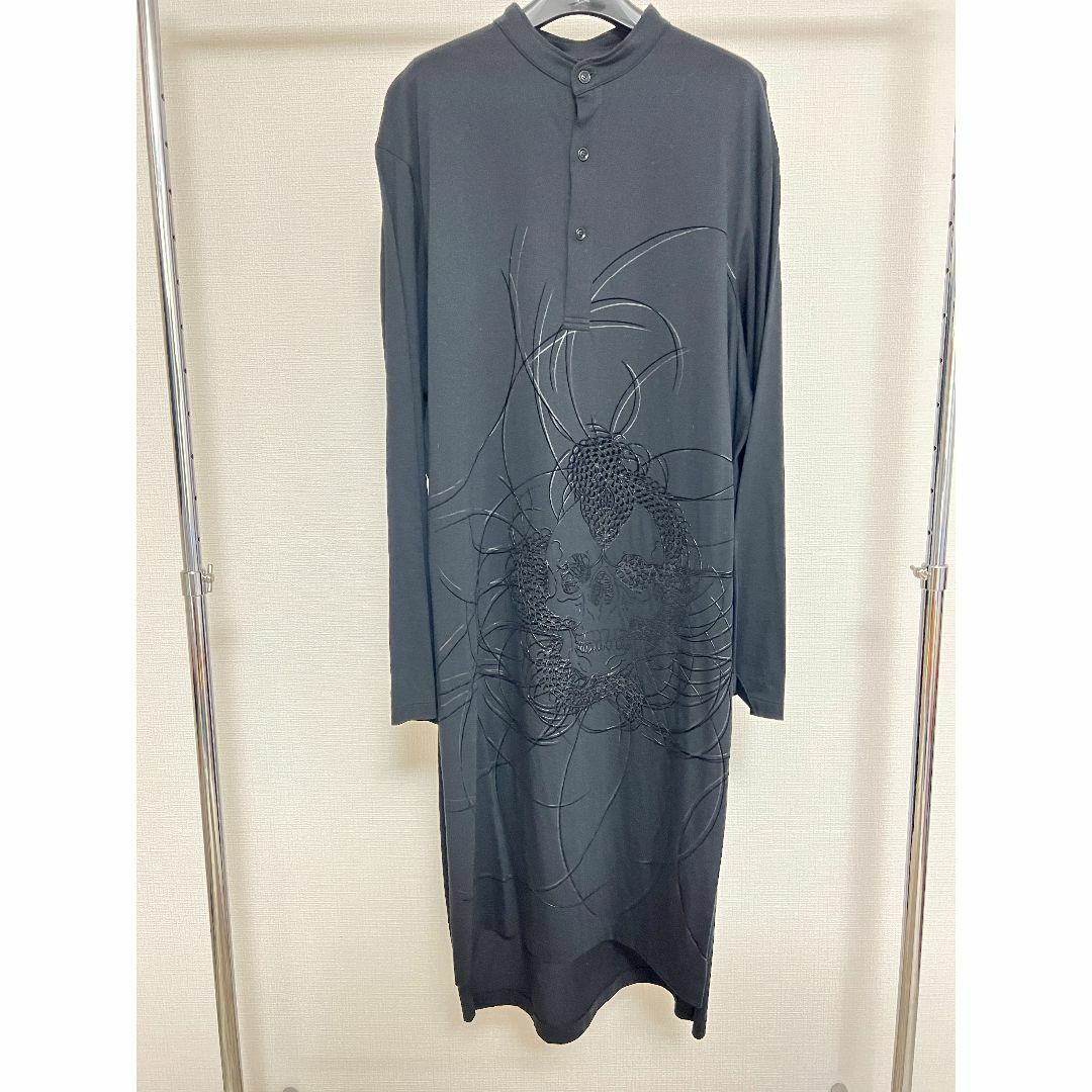 Yohji Yamamoto(ヨウジヤマモト)のBLACK SCANDAL Yohji YamamotoスタンドCロングスカル柄 メンズのトップス(その他)の商品写真