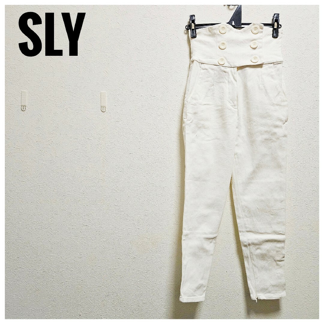 SLY(スライ)の美品　SLY　デニム　スキニー　ハイウエスト　ボタン　レースアップ　白　XS相当 レディースのパンツ(デニム/ジーンズ)の商品写真