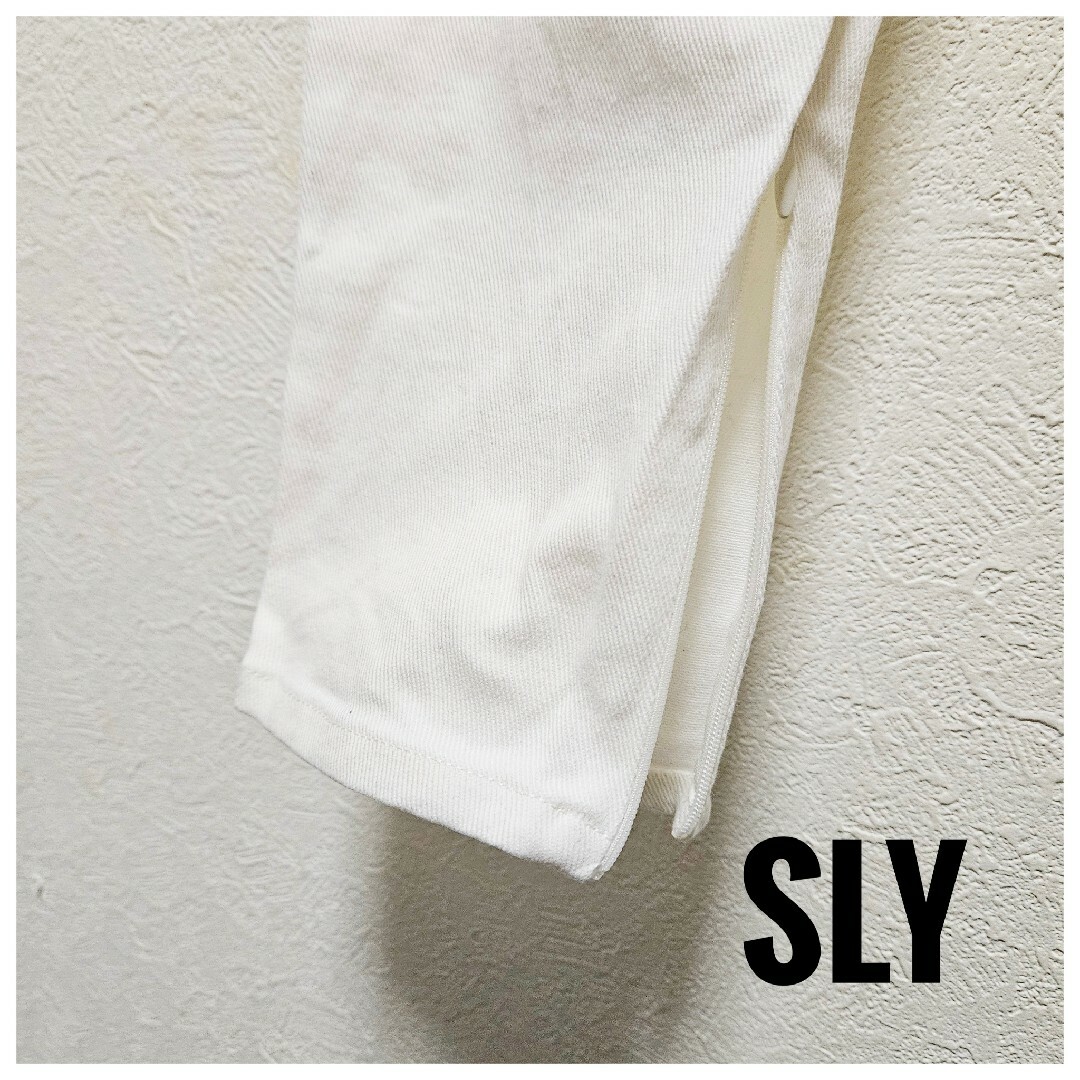 SLY(スライ)の美品　SLY　デニム　スキニー　ハイウエスト　ボタン　レースアップ　白　XS相当 レディースのパンツ(デニム/ジーンズ)の商品写真