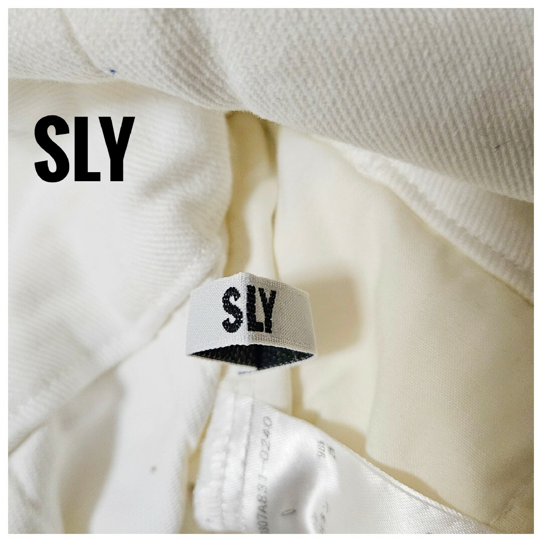 SLY(スライ)の美品　SLY　デニム　スキニー　ハイウエスト　ボタン　レースアップ　白　XS相当 レディースのパンツ(デニム/ジーンズ)の商品写真