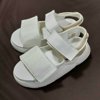 アグ(UGG)のUGG厚底サンダルW LA CLOUD STRAP SANDAL24.5cm(サンダル)