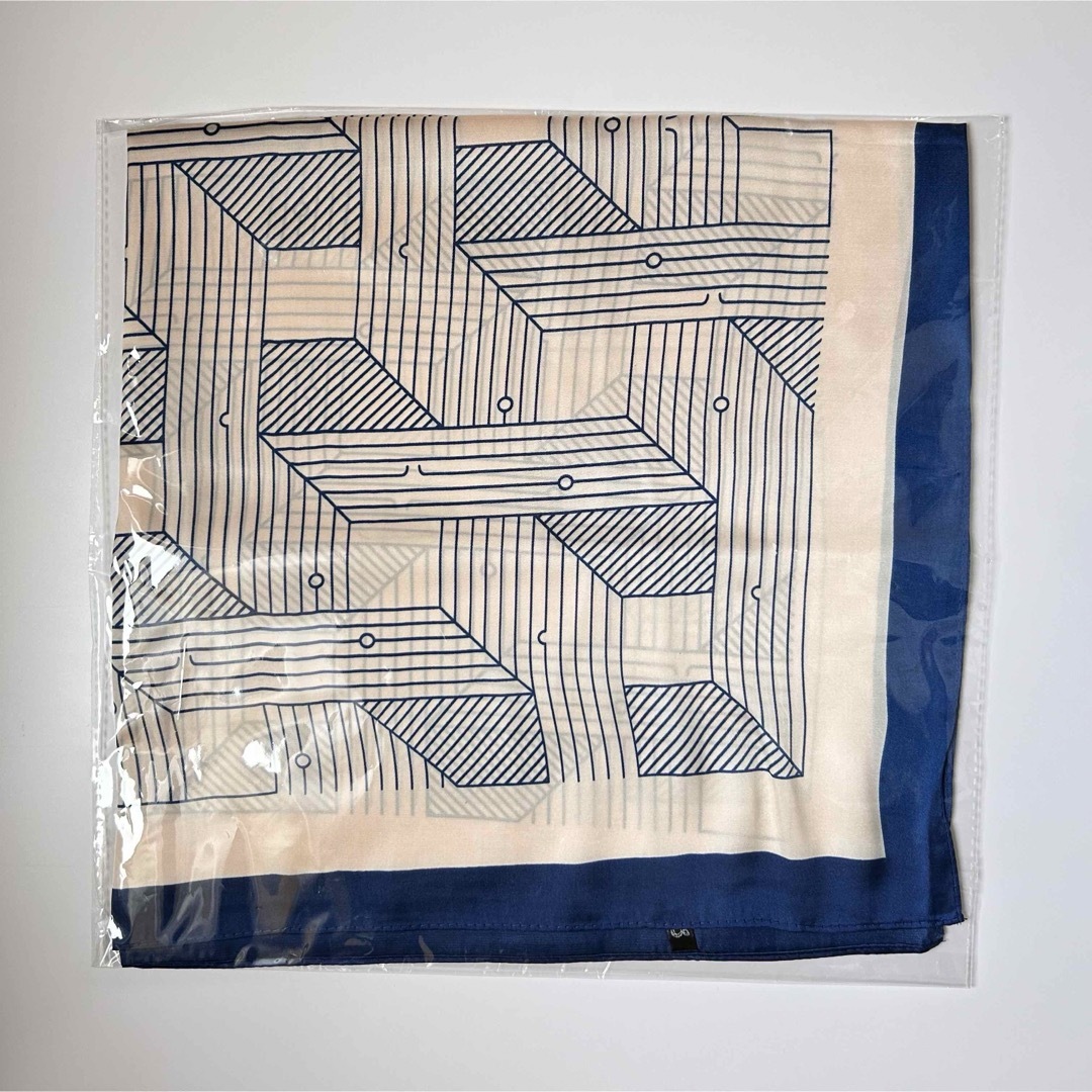 大判 スカーフ 70cm 正方形 シルクのような肌触り 幾何学デザイン レディースのファッション小物(バンダナ/スカーフ)の商品写真