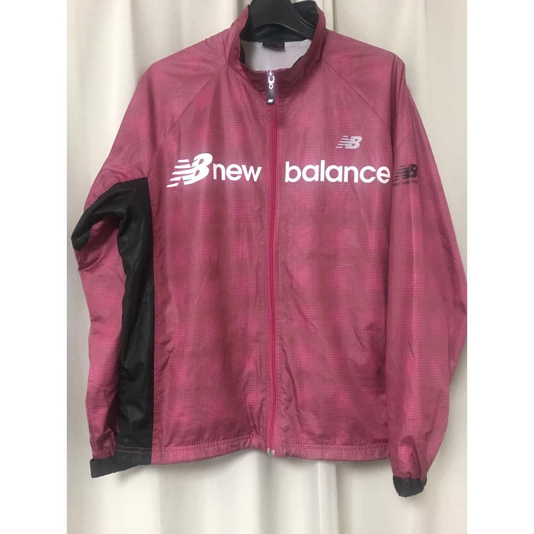 New Balance(ニューバランス)のニューバランスレディースMピンクウィンドブレーカー レディースのジャケット/アウター(ナイロンジャケット)の商品写真