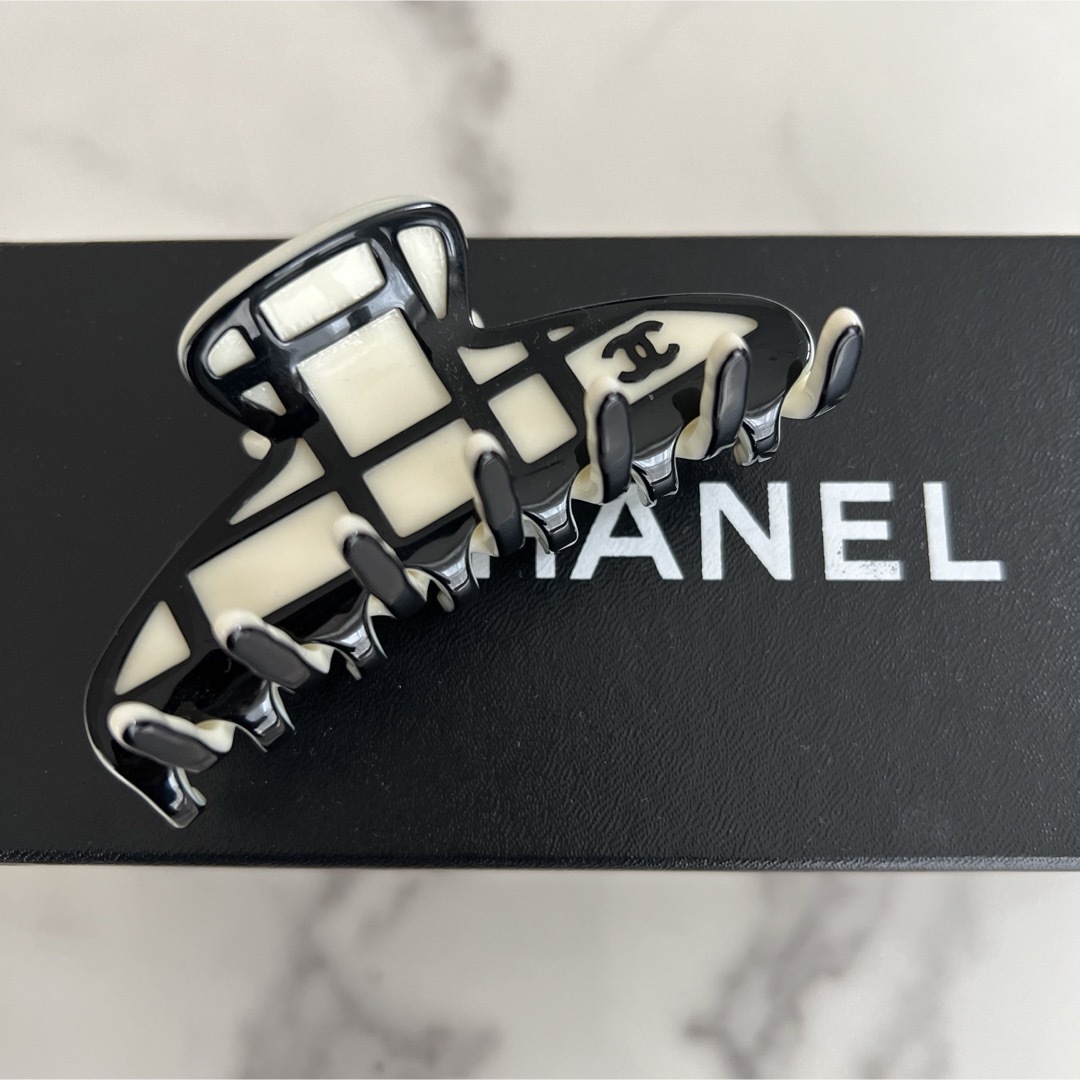 CHANEL(シャネル)のCHANEL シャネル ヘアクリップ　ホワイト　刻印あり！箱無し発送 レディースのヘアアクセサリー(バレッタ/ヘアクリップ)の商品写真