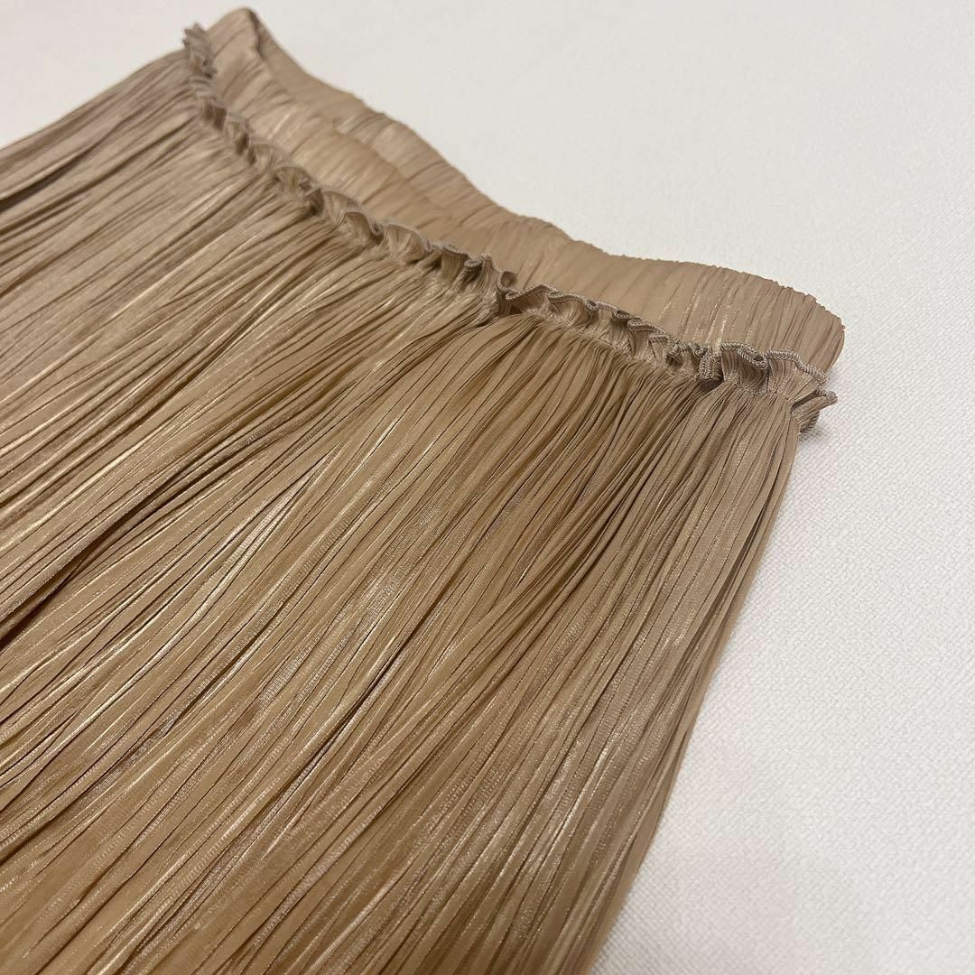ANAYI(アナイ)のANAYI ウェーブサテンダブルプリーツ　スカート　ゴールド　38サイズ　M レディースのスカート(ロングスカート)の商品写真