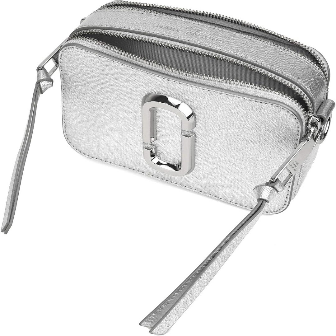 MARC JACOBS(マークジェイコブス)のMARC JACOBS SNAPSHOT METALLIC DTM SILVER レディースのバッグ(ショルダーバッグ)の商品写真