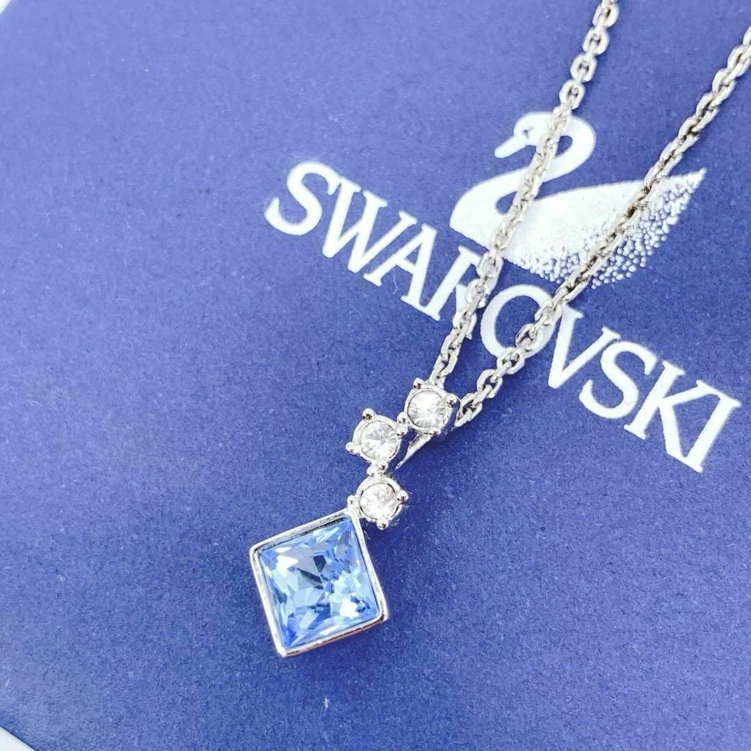 SWAROVSKI(スワロフスキー)の【箱付き未使用】SWAROVSKI　スワロフスキー　ネックレス　クリスタル　青 レディースのアクセサリー(ネックレス)の商品写真