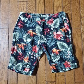 クイックシルバー(QUIKSILVER)のクイックシルバー◎ハワイ柄ハーフパンツ◎サイズM(ショートパンツ)