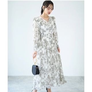 トッコクローゼット(TOCCO closet)のリボン＆パール付きラッフルフリルフラワープリントプリーツワンピース(ロングワンピース/マキシワンピース)