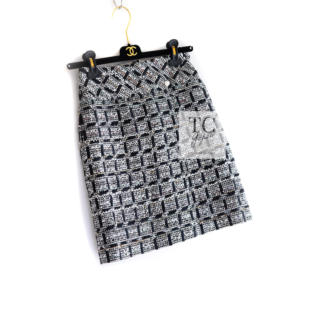 CHANEL(シャネル)の38万 シャネル スカート CHANEL メタリック アイボリー ブラック ツイード 超美品 40 レディースのスカート(ひざ丈スカート)の商品写真