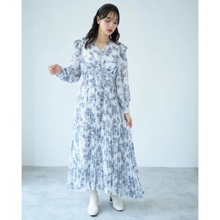 トッコクローゼット(TOCCO closet)のリボン＆パール付きラッフルフリルフラワープリントプリーツワンピース(ロングワンピース/マキシワンピース)