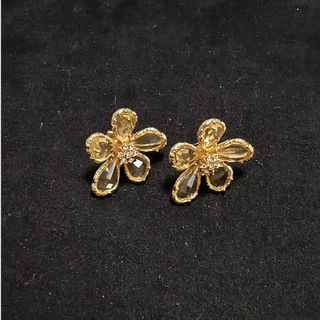 ゴールドカラーのお花デザインピアス(ピアス)