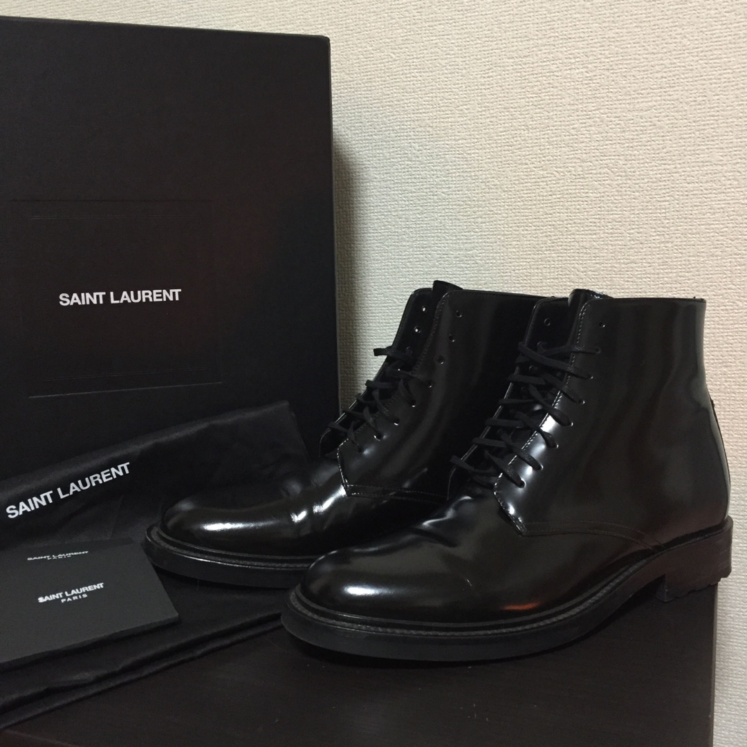 Saint Laurent(サンローラン)のSAINT LAURENT PARIS エナメルレザーブーツ 42.5 メンズの靴/シューズ(ブーツ)の商品写真