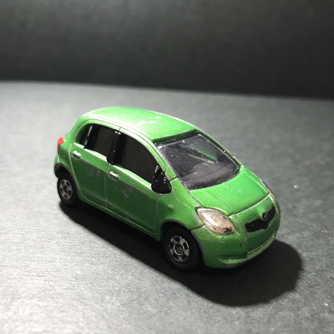 トミカシリーズ(トミカシリーズ)のトミカ　ミニカー　2005 TOYOTA  vitz 絶版　廃盤品 エンタメ/ホビーのおもちゃ/ぬいぐるみ(ミニカー)の商品写真