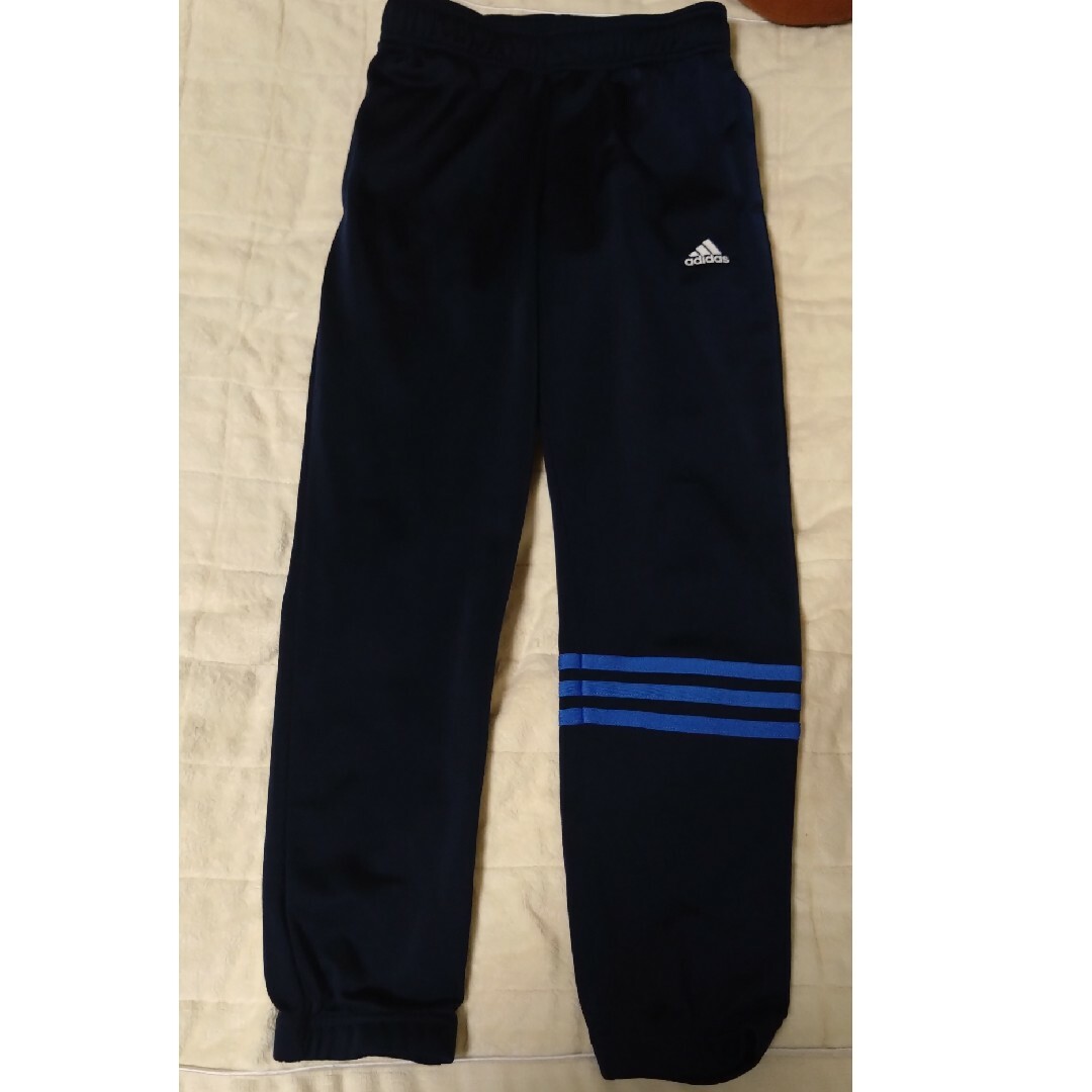 adidas(アディダス)のadidasジャージ　上下セット　１４０サイズ キッズ/ベビー/マタニティのキッズ服男の子用(90cm~)(その他)の商品写真