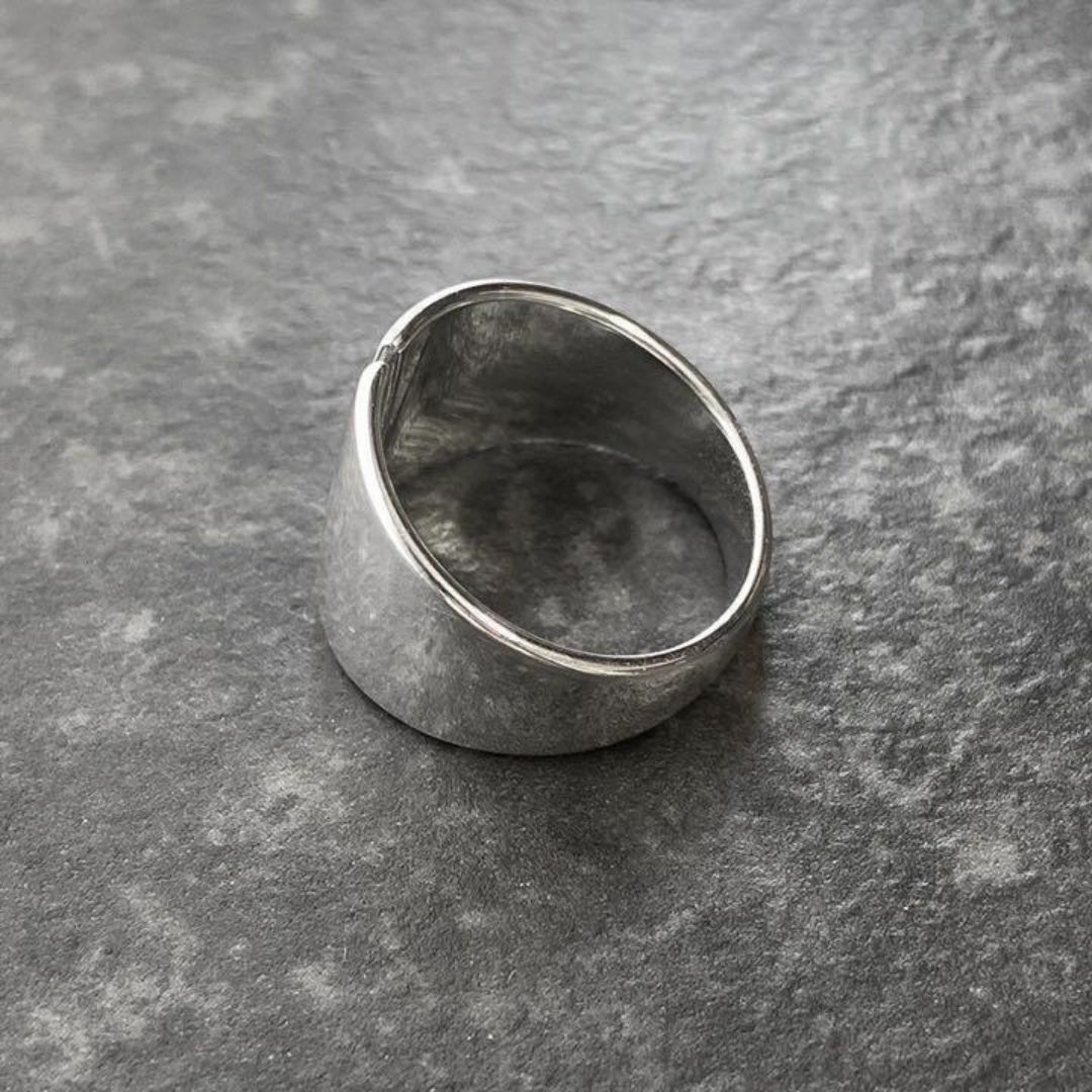 シルバーリング　デザイン平打ち　オープンリング メンズのアクセサリー(リング(指輪))の商品写真
