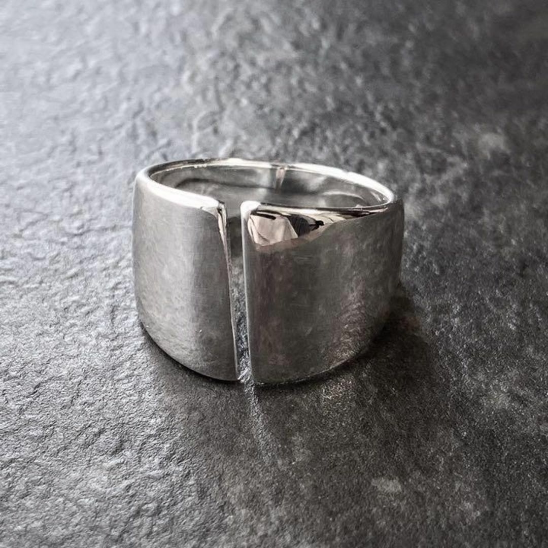シルバーリング　デザイン平打ち　オープンリング メンズのアクセサリー(リング(指輪))の商品写真