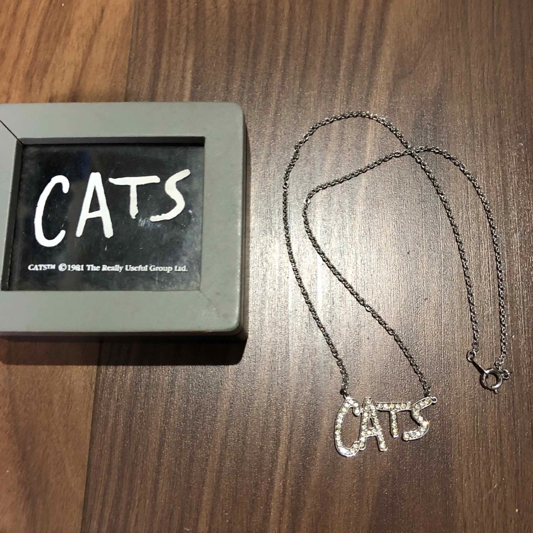 CATS ネックレス　劇団四季　アクセサリー　シルバー　キャッツ　ケース付き メンズのアクセサリー(ネックレス)の商品写真