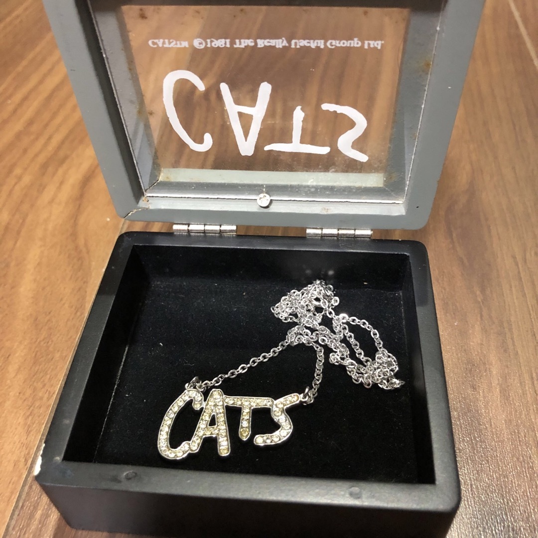 CATS ネックレス　劇団四季　アクセサリー　シルバー　キャッツ　ケース付き メンズのアクセサリー(ネックレス)の商品写真