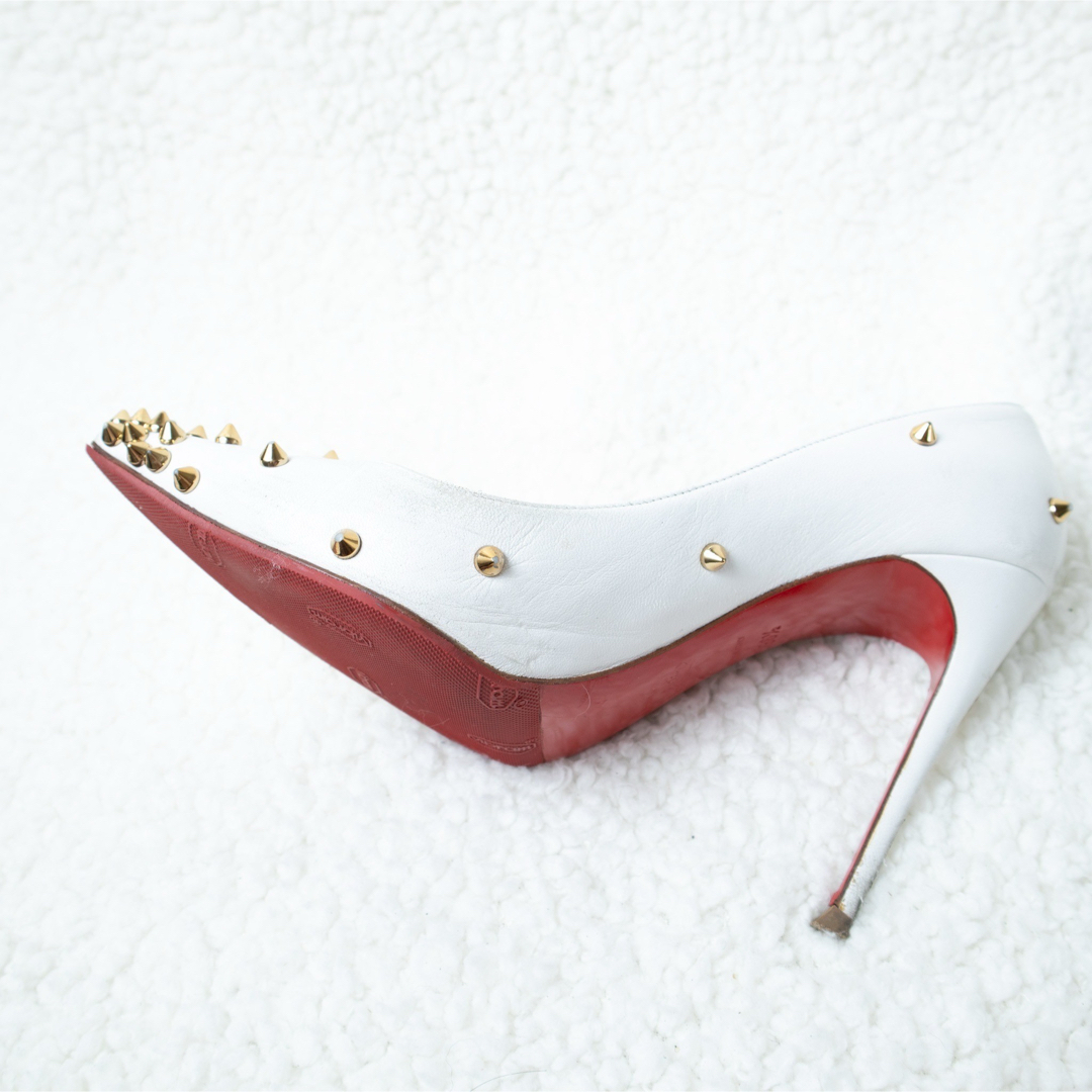 Christian Louboutin(クリスチャンルブタン)のルブタン ホワイト スタッズ パンプス ヒール レディースの靴/シューズ(ハイヒール/パンプス)の商品写真