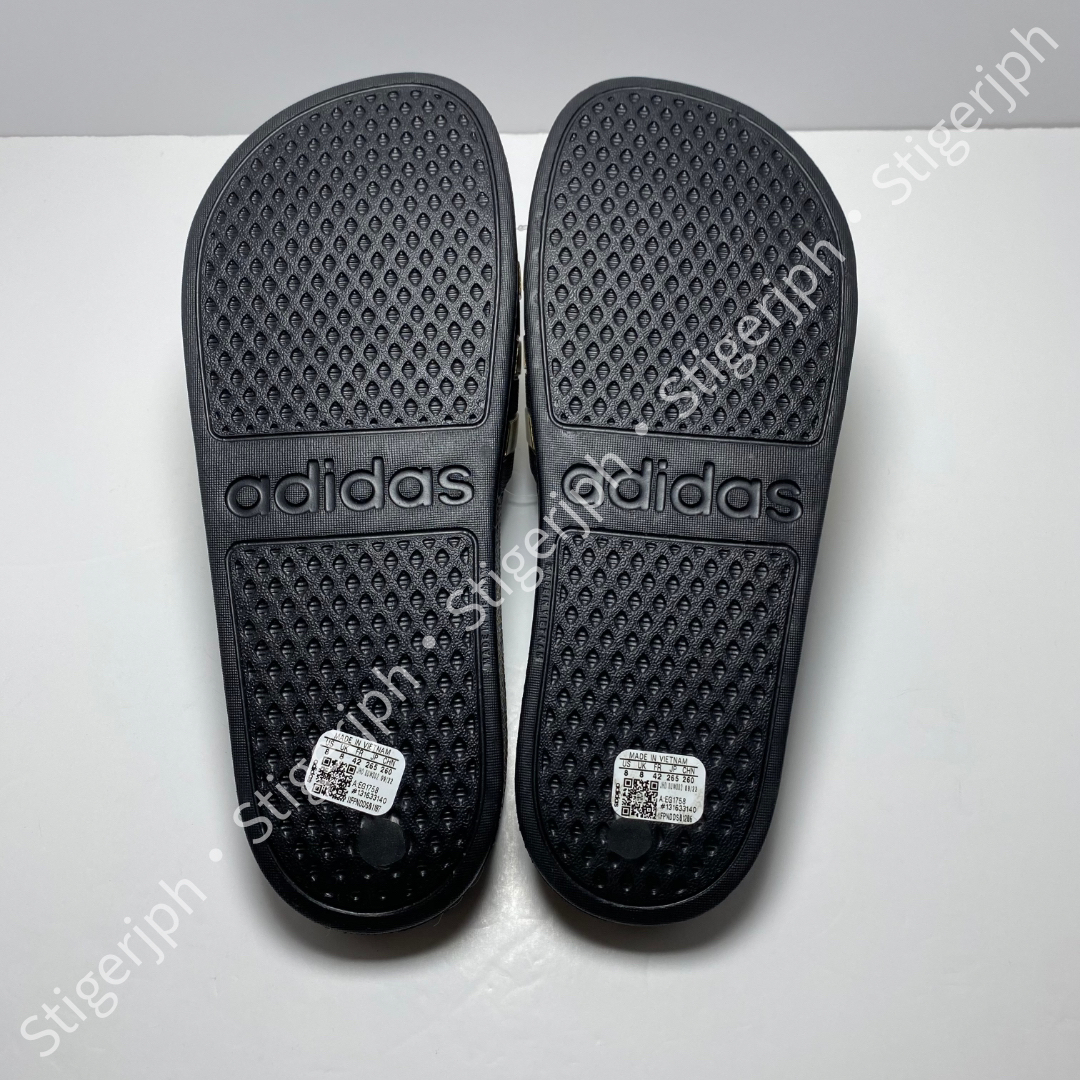 adidas(アディダス)のアディダス　アディレッタアクア　コアブラック　ゴールドメタリック　26.5CM メンズの靴/シューズ(サンダル)の商品写真