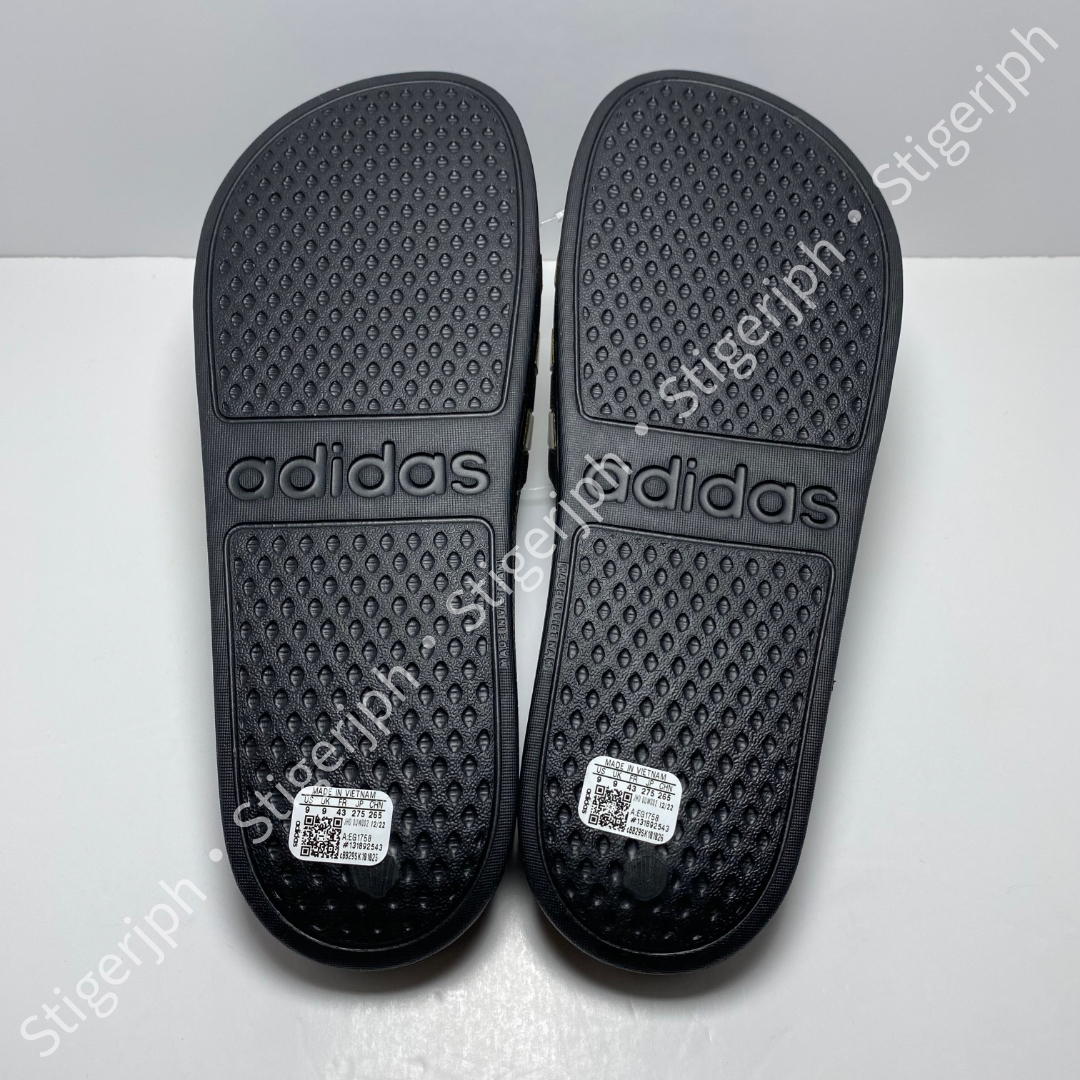 adidas(アディダス)のアディダス　アディレッタアクア　コアブラック　ゴールドメタリック　27.5CM メンズの靴/シューズ(サンダル)の商品写真