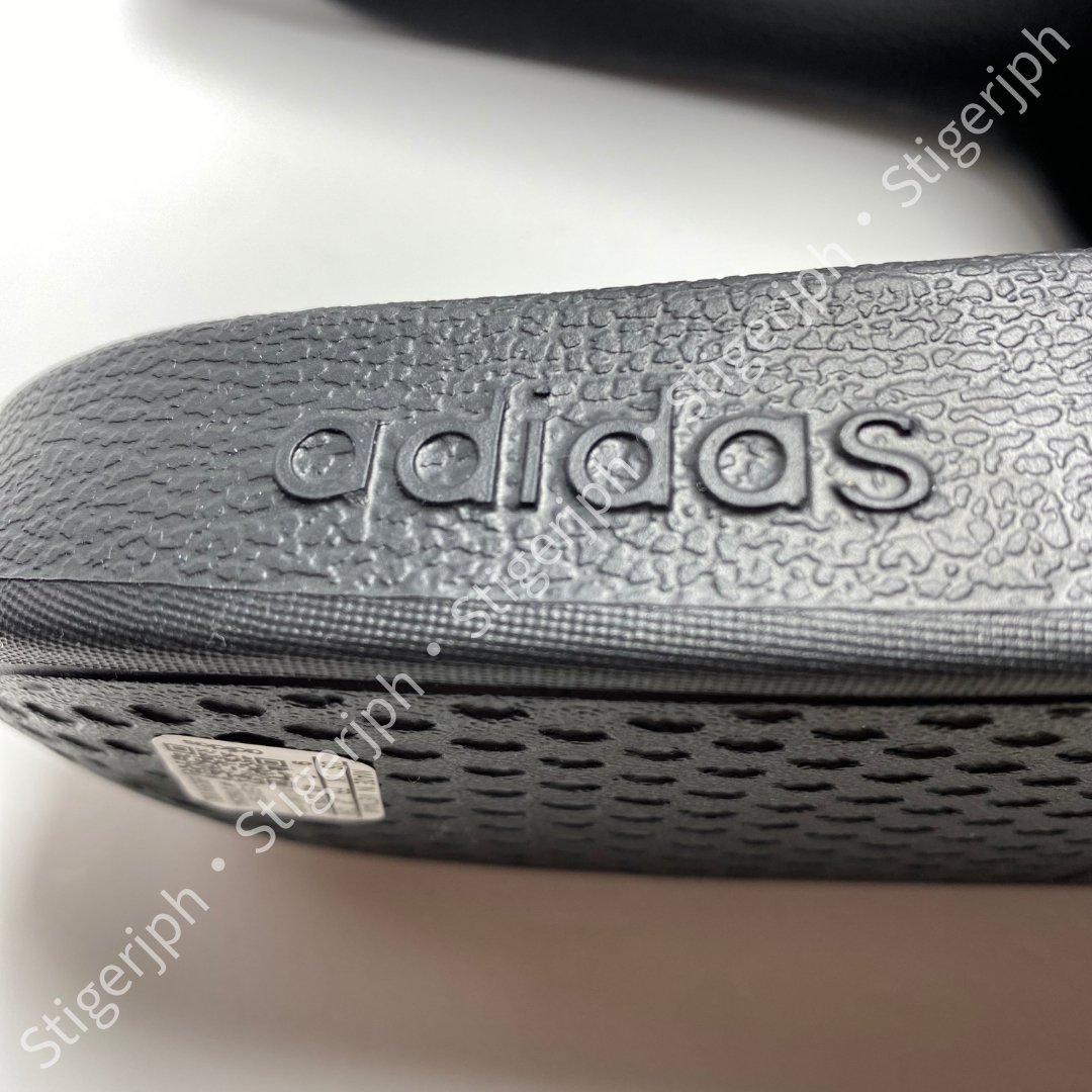 adidas(アディダス)のアディダス　アディレッタアクア　コアブラック　ゴールドメタリック　27.5CM メンズの靴/シューズ(サンダル)の商品写真