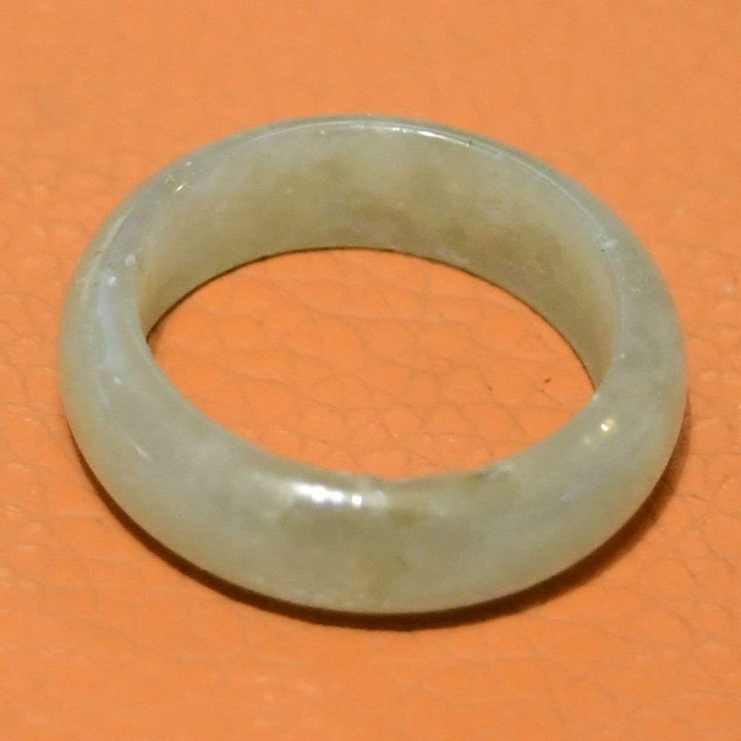J1300　ヒスイ　翡翠　リング　指輪　15.5号　ミャンマー　ジェイド　送料込 レディースのアクセサリー(リング(指輪))の商品写真